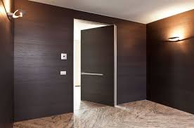 Può essere realizzata a disegno, con inserimento del vetro blindato. Synua La Porta D Ingresso A Bilico Per Le Grandi Dimensioni