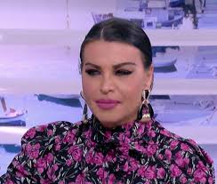Η σπουδαία καλλιτέχνης και μια πολύ μεγάλη. Nina Lotsarh Osa Apokalypse Gia Tis Epembaseis Poy Exei Kanei Star Gr
