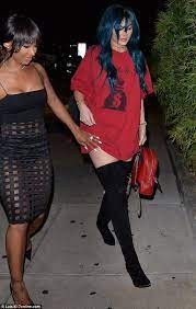 Kylie Jenner Shows Off New Blue Hair As She Goes For A Meal With Khloe Kylie Jenner Outfits Kylie Jenner Style Jenner Outfits