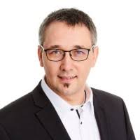 Zakládajícími členy jsou petr hrdlička (zpěv a kytara), tomáš kmec (baskytara) a františek vadlejch (bicí); 30 Vadlejch Profiles Linkedin