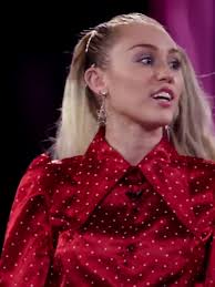 Kelly Clarkson Has Short Arms