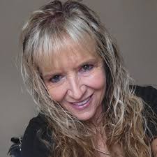 Does the sail and sign card usually arrive before luggage