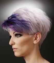 Freche Kurzhaarfrisur In Weiss Blond Mit Lila Strahnen Kurzhaarfrisuren Lila Strahnen Kurzhaarschnitte