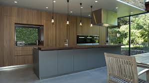 Cocina con techo de madera. Una Cocina Moderna Elegante Y Con Aire Rustico Cocinas Con Estilo