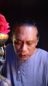 လပြည့်နေ့ ဝိဇ္ဇာ၀ပြော အလှူတော် ဇင်ယော်နီ ======== တစ်ခါက ကျွန်ုပ်သည်  စာအုပ်ဖြန်ချိရေး လုပ်သား တစ်ဦးအဖြစ် ပင်ပန်း ဆင်းရဲစွာ အသက်မွေး ခဲ့ရ ...