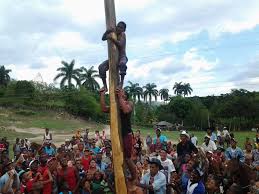 Un grupo de participantes intenta trepar a un palo o poste que ha sido previamente engrasado para aumentar la dificultar de la tarea. Palo Encebado Juegos Tradicionales De La Costa 21 Juegos Tradicionales Del Ecuador De Ninos Y Adolescentes Top De Los Juegos Tradicionales Mas Conocidos En El Pais