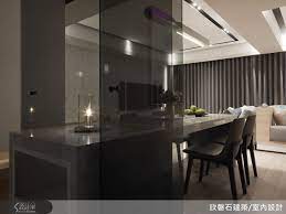 廚房以透明灰玻璃打造隔間牆與雙入口的門片 餐桌則穿過灰玻隔間進入廚房 化為備餐檯 contemporary interior design interior design beautiful home designs