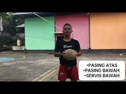 Passing dalam bola voli ada 2 jenis, yaitu passing bawah dan passing atas. Cara Melakukan Passing Bawah Dengan Benar Adalah