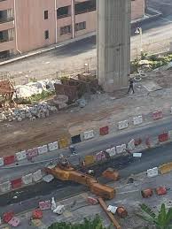 Manakala kemalangan di tempat kerja adalah bencana atau kecelakaan yang berlaku ketika di tempat kerja seperti terjatuh dari tempat tinggi semasa umum beranggapan kemalangan di tempat kerja ini hanya melibatkan kerja di kawasan tapak projek pembinaan, perlombongan dan kilang seperti kuari. Sampai Bila Nak Diamkan Diri Netizen Kesal Kemalangan Tapak Pembinaan Remaja