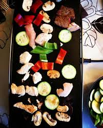 Bonjour La Pierrade La Pierrade Bœuf Veau Poulet Champignons Courgettes Et Poivrons Des Fois Une Assiette C Est Bien Mais Quand On Peux Le P