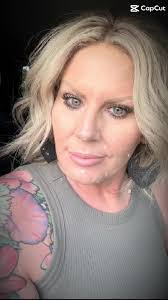 Lisa Phipps's Instagram, Twitter & Facebook