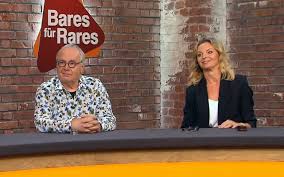 Bares für Rares"-Händlerin Susanne Steiger verrät ihr Karriere-Geheimnis -  BUNTE