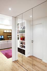 дизайн комнаты 12 кв м с диваном и шкафом купе Vstroennyj Shkaf Kupe V Prihozhuyu 57 Foto Vidy I Materialy Http Happymodern Ru Vstroennyj Shkaf Kup Dizajn Garderoba Vstroennyj Shkaf Sovremennye Belye Kuhni