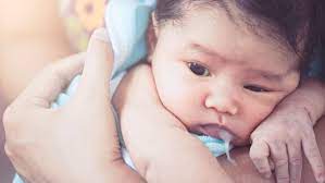 bebeklerde peynir gibi kusmak neden olur bebeklerde kusmanin sebepleri baby vomiting burping baby baby care tips
