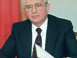 En octobre de la même année, il rencontre le président reagan à reykjavik, mais toujours sans résultat. Mikhail Gorbachev Cold War Age Quotes Biography
