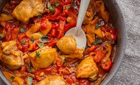 I petti di pollo in padella, avvolti nel prosciutto crudo e profumati al marsala sono facili da preparare, sfiziosi da gustare e buoni anche il giorno dopo. Il Pollo Ai Peperoni Di Juls Kitchen Lagostina