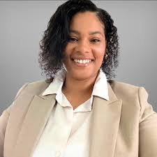 Miriam Powell's Instagram, Twitter & Facebook