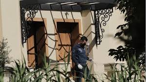 Σε κατάσταση σοκ βρίσκονται οι συγγενείς της οικογένειας που έπεσε θύμα αιματηρής ληστείας στα γλυκά νερά, με αποτέλεσμα μία 20χρονη γυναίκα να βρει τραγικό θάνατο. Nowpozyrvhsw9m