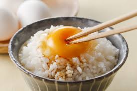There are 55 calories in 1 medium raw egg (44g) Why Japanese People Why Do Japanese People Eat Raw Eggs