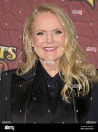 Suzanne Pratt's Instagram, Twitter & Facebook