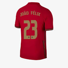 Vous pourrez donc mettre à votre meilleur attaquant le numéro 7 pour répéter ses exploits avec la petite balle ! Nike Devoile Les Maillots Du Portugal Pour L Euro Footpack