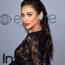 Sectioning your hair into ponytails with tiny elastic bands will make this fauxhawk easier to slick back. 30 Easy On The Go Hairstyles For Naturally Curly Hair