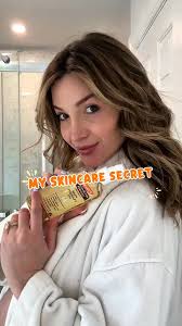 The Palmer's booth is lit🕯at @ubiquitous_expo . Come hang with @etcblogmag  and @applemacg for beauty talk, samples and more. #yolandarenee  #ubiexpo2017...