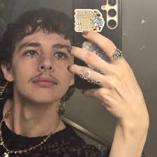 Hello!! My names Joshua Bean Haugh and I am looking to move to chicago  around July 2025!! I am a friendly funny person who LOVES to decorate! im  21 years old! i