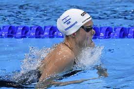 הצופה הרוסי ידוע בתפקידיה בסרטים אשת חלומותיו, סבא, אמא לעלמת השלג, עדיין רצון, עימות, חלון עם נוף לקיר ותן לי חיים. 0yawhyj2kf7bcm