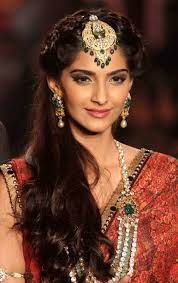 Sonam Kapoor Sizzling Walk Of Iijw Sabyasachi 2013 Indian Party Hairstyles Indian Bridal Hairstyles Sonam Kapoor Hairstyles