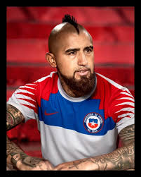 Por otro lado, la de reserva es blanca y traer en la parte superior de la camiseta un innovador diseño con los colores azul y rojo. Camisetas Nike De Chile 2020 2021