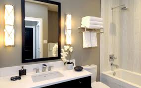 Por lo general, la decoración de baños modernos se basa en principios minimalistas es decir, se trata de generar un aspecto muy racional, sobrio y con mucha elegancia. Ideas De Decoracion Banos Pequenos Y Modernos Idealista News