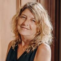 Kari Chandler's Instagram, Twitter & Facebook