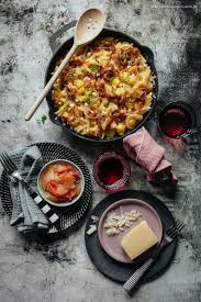 Alpenmakkaroni Knusprig Uberbackene Nudeln In Kase Sahne Sosse Mit Rostzwiebeln Und Apfelkompott Sennermeetsblogger Gourmetguerilla S Foxy Food Rezept Kase Sahne Sosse Lebensmittel Essen Paella Rezept