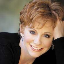Preety Reba Mcentire Music Artist Gossip Styles Hairstyle Short Hair Styles Reba Mcentire
