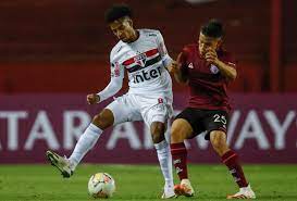 Veja escalação e testes feitos por fernando diniz. Em Jogo De Reviravoltas Sao Paulo Leva Gol No Fim E Fica Em Desvantagem Na Sul Americana Lance