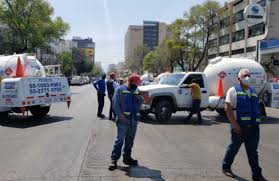La riña ocurrió durante la mañana y posteriormente llegaron 60 repartidores de gas y 30 pipas para bloquear la avenida peñon esquina. Kgce0hvhnyl3dm