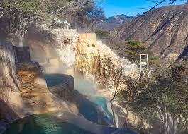 Alrededor de 500 turistas fueron desalojados del balneario ubicado en las grutas de tolantongo tras el desbordamiento de un río ocasionado por el desgajamiento de un cerro ocurrido la tarde del sábado. Las Grutas De Tolantongo Mexico The Complete Guide