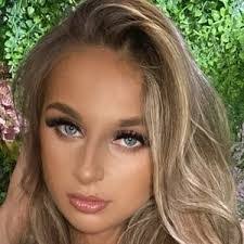 Dora Barrett's Instagram, Twitter & Facebook