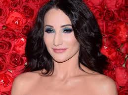 Filmowa laura, którą mogliśmy oglądać także w programie twoja twarz brzmi znajomo, pokazała się w charakteryzacji wykonanej na potrzeby projektu owianego tajemnicą. Fani Sa Zachwyceni Szczupla Figura Justyny Steczkowskiej Niemozliwe Ze Ma Pani 47 Lat I Trojke Dzieci Newsy Polki Pl