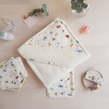 Le linge de bain uni becquet se décline ces serviettes éponge unies sont proposées en plusieurs tailles, de la serviette d'invité au maxi drap de bain, en passant par la serviette, le drap de. La Sortie De Bain Voyage Beige Un Cadeau Bebe Garcon Ou Fille