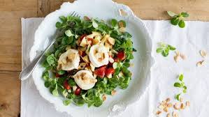 Ziegenkasescheiben Liegen Auf Tomatenstucken Und Feldsalat Auf Einem Teller In 2020 Gesunde Rezepte Rezepte Purinarme Ernahrung