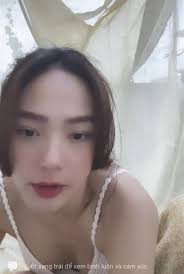 Minh Hằng, Ninh Dương Lan Ngọc gặp sự cố khi livestream vì áo dây