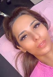 Courtney Pinder's Instagram, Twitter & Facebook