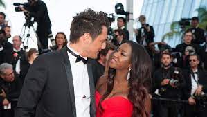 Entrepreneure dans les cosmétiques, les médias et la formation née à sèvres en 1981, hapsatou sy grandit dans la jolie ville fleurie de chaville, entourée de ses s. Hapsatou Sy Declare Son Amour A Vincent Cerutti Sur Instagram