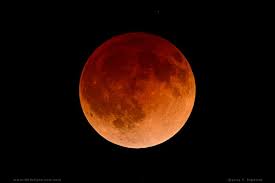 why does moon in total eclipse look red astronomy