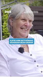 Tha Isla Scott às na Hearadh, na seinneadair agus na neach-ciùil agus bha i  còmhla rinn Dihaoine san Òb air Feasgar a' seinn òrain, nam measg, an  t-òran aice fhèin 'Nuair Thigeas