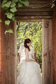 Pre Wedding Photoshoot Balinese Theme Asian Wedding Hairstyle Sidedo Halfdo Pearlpins Whitegown Tul Wedding Photoshoot Wedding Pre Wedding Photoshoot