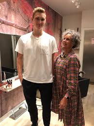 Danish badminton player who won the men's singles world championship title at the august 2017 bwf world championships. Viktor Axelsen On Twitter My Mom Is Like How Did He Grow This Tall Lol