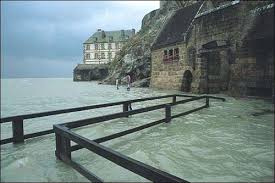 Depuis ce parc et le centre d'informations touristiques, des navettes de transports gratuites et des. Le Mont Saint Michel Et Son Gue Dossier